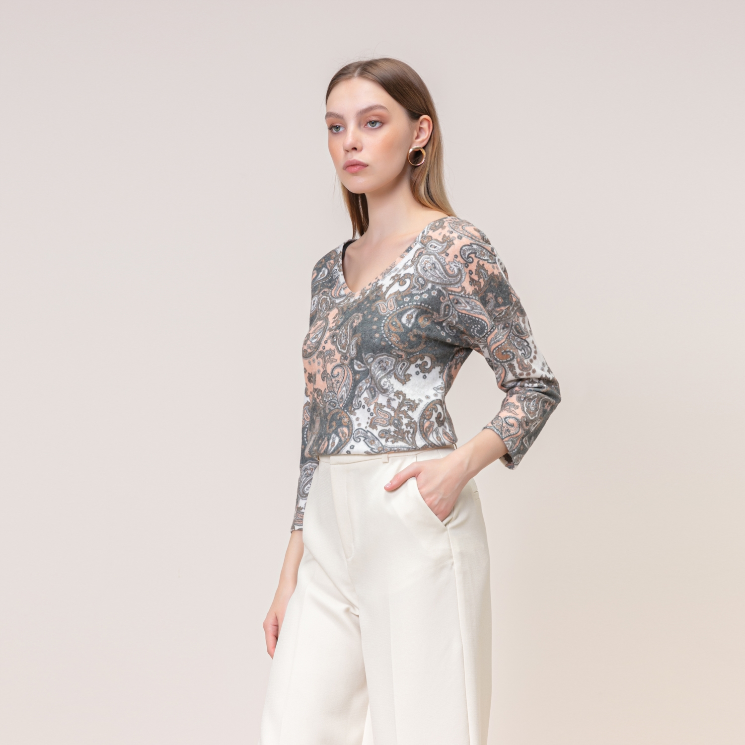 V YAKA DESENLİ TRİKO SWEATSHIRT