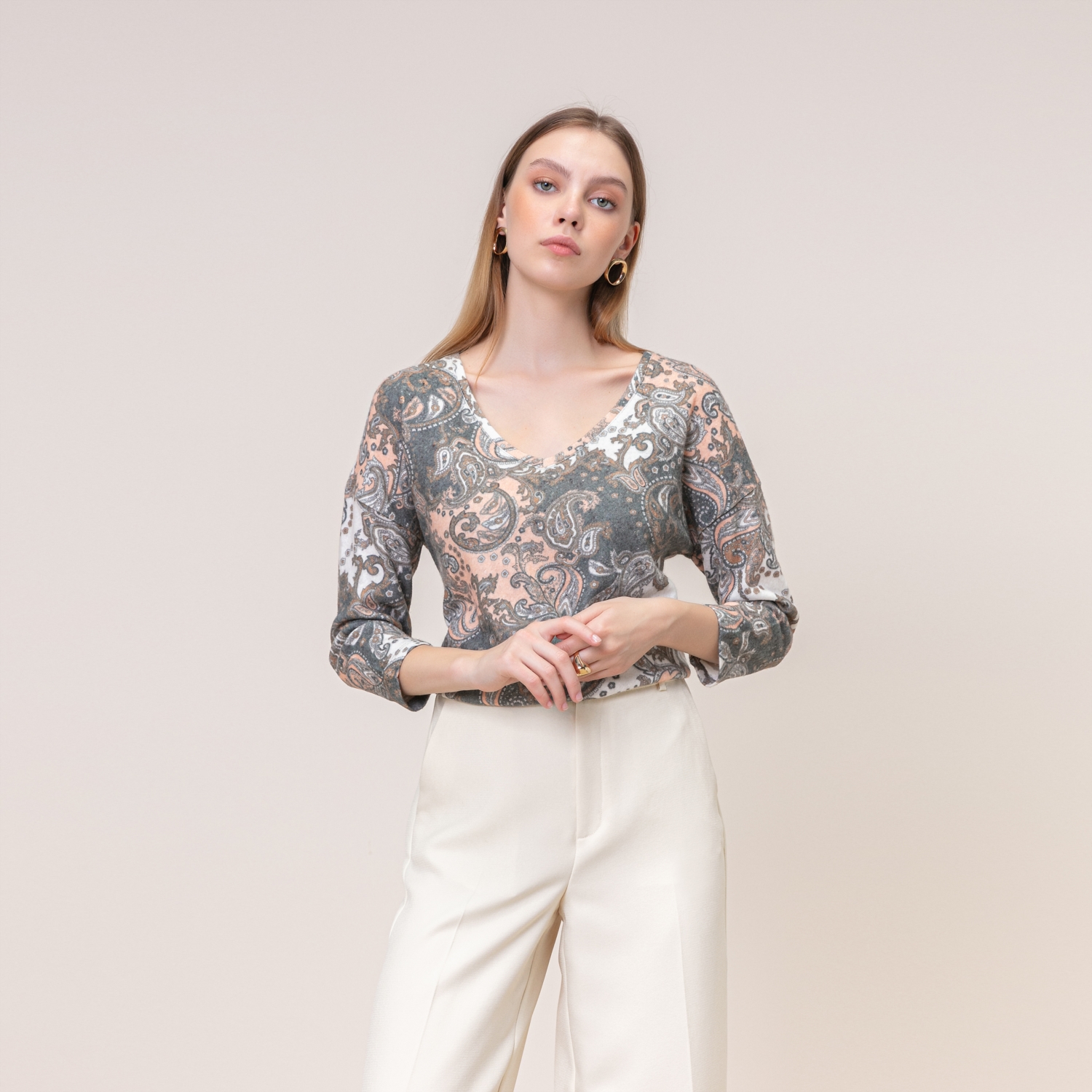 V YAKA DESENLİ TRİKO SWEATSHIRT