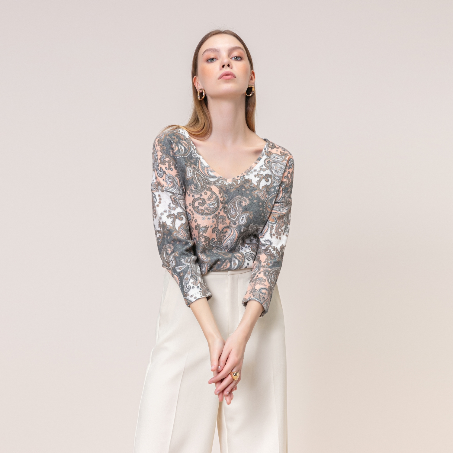 V YAKA DESENLİ TRİKO SWEATSHIRT