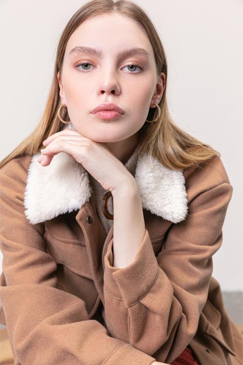  KÜRK YAKA CEPLİ KABAN