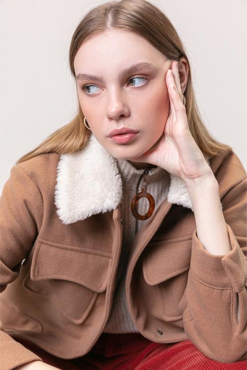  KÜRK YAKA CEPLİ KABAN