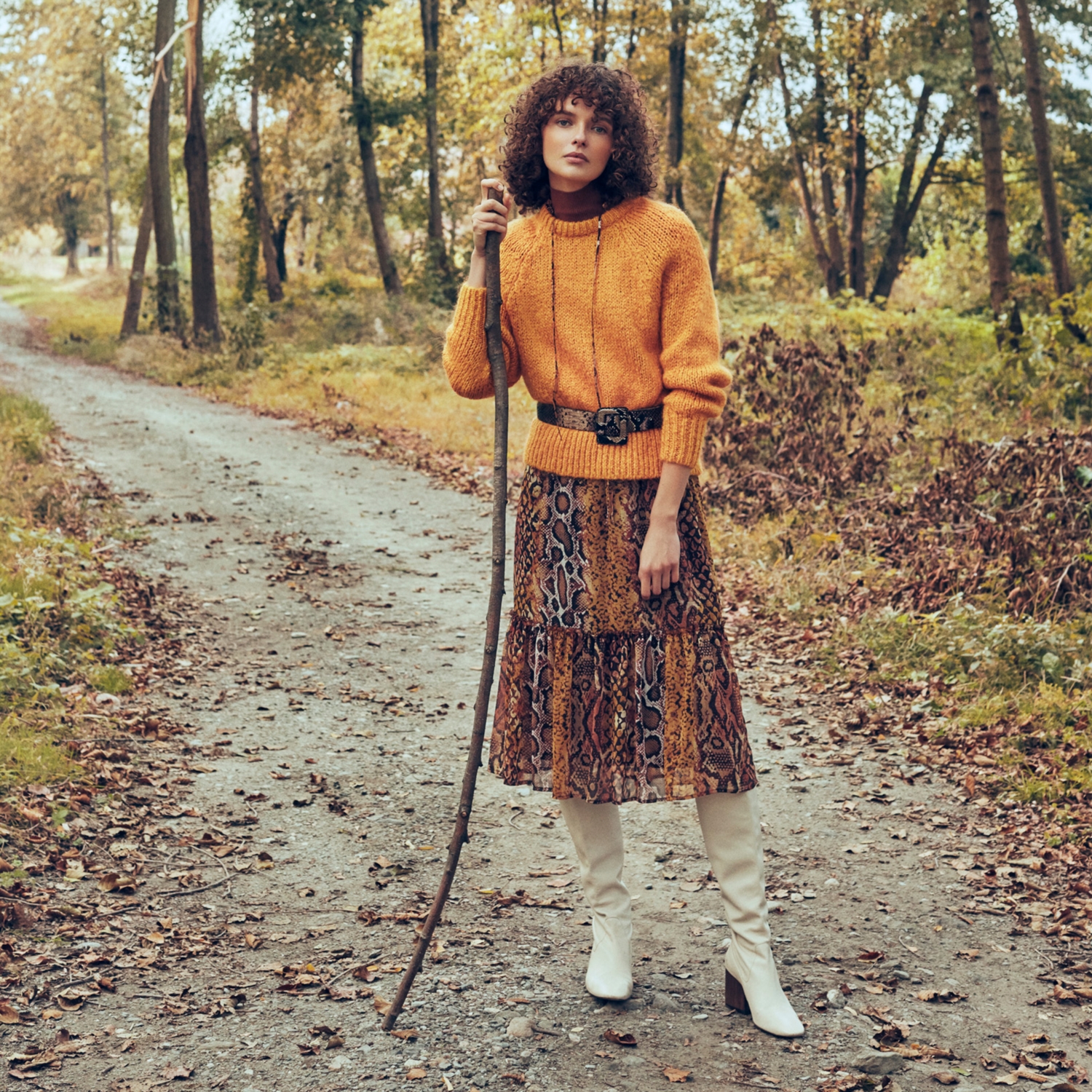 YILAN DERİSİ DESENLİ KLOŞ MİDİ ELBİSE