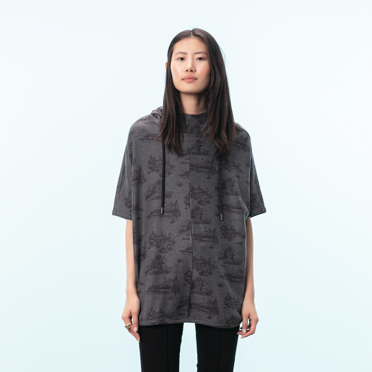 DESENLİ KAPÜŞONLU SWEATSHİRT