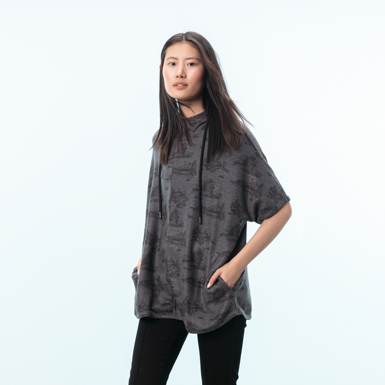 DESENLİ KAPÜŞONLU SWEATSHİRT