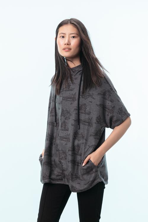  DESENLİ KAPÜŞONLU SWEATSHİRT