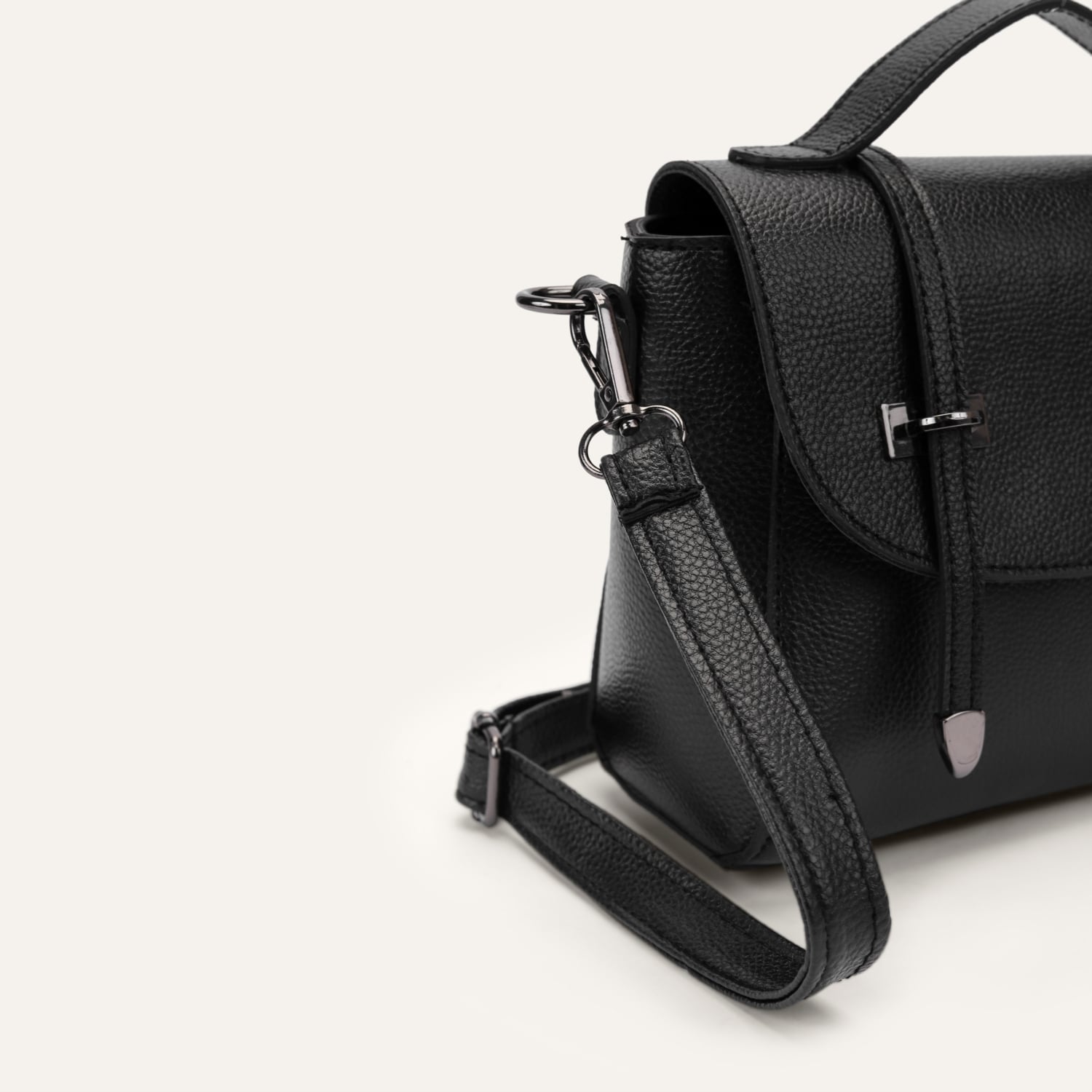 ÇİFT TOKALI ÇAPRAZ ASKILI OMUZ ÇANTASI