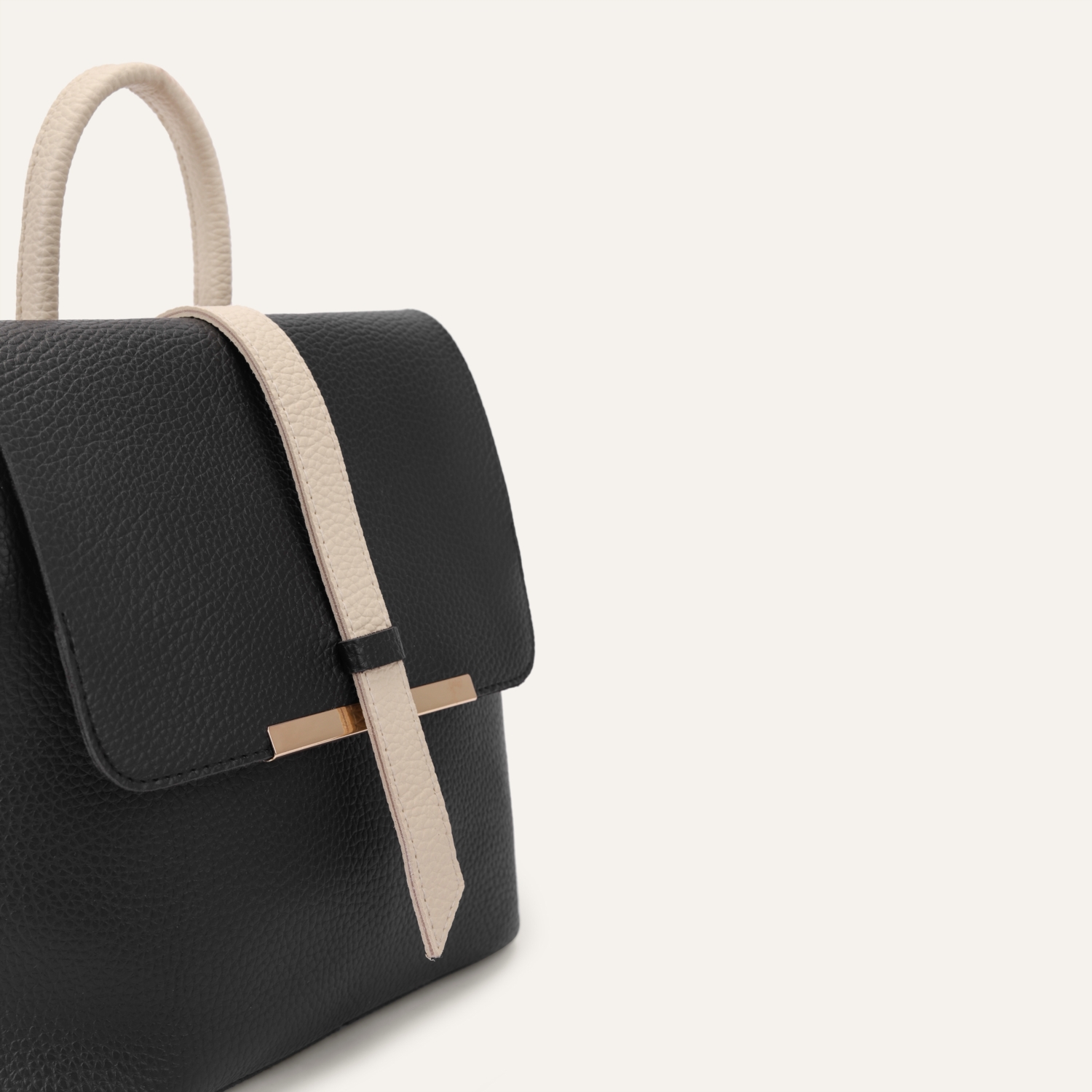 ŞERİT DETAYLI SIRT ÇANTASI