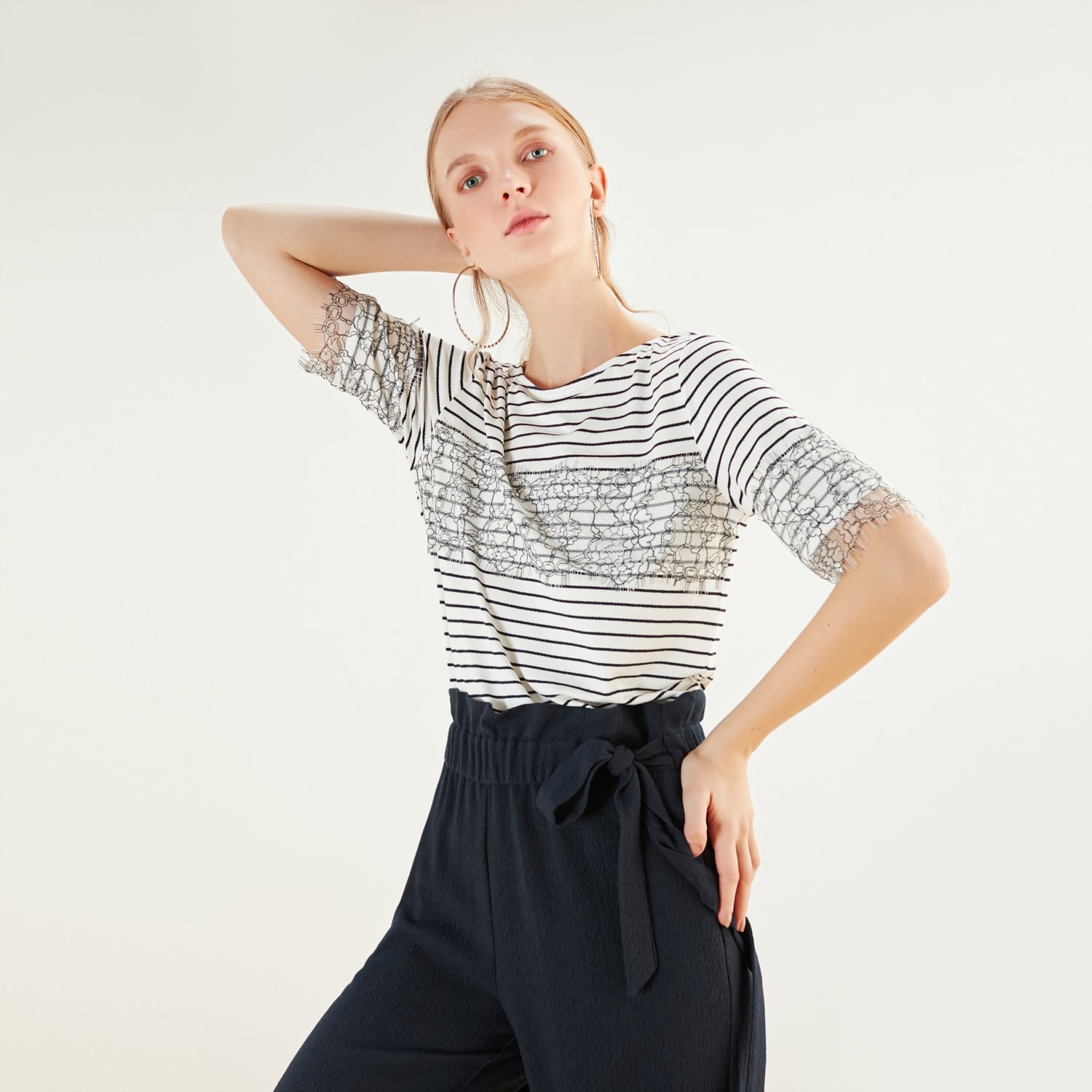 DANTEL DETAYLI ÇİZGİLİ BLUZ