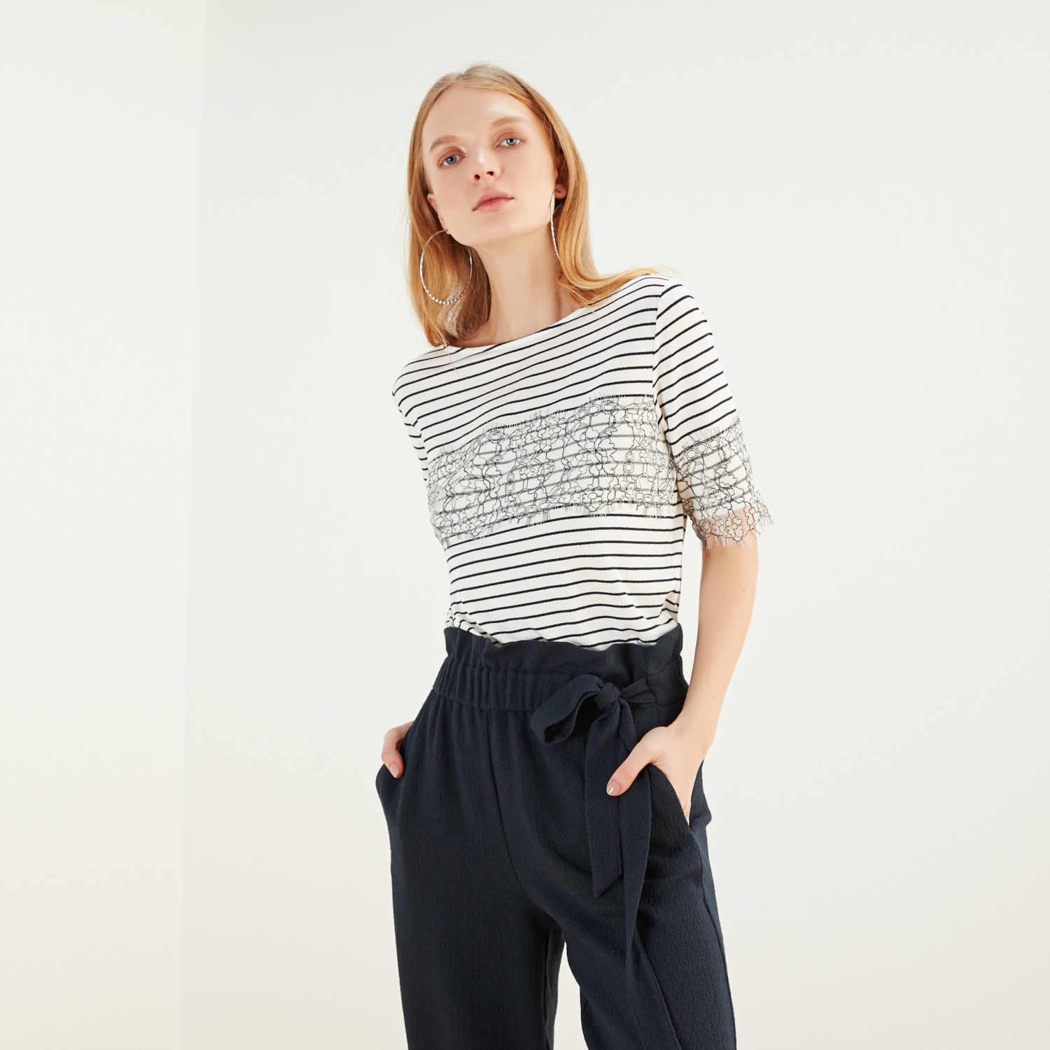 DANTEL DETAYLI ÇİZGİLİ BLUZ