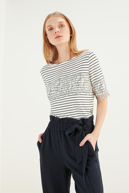  DANTEL DETAYLI ÇİZGİLİ BLUZ