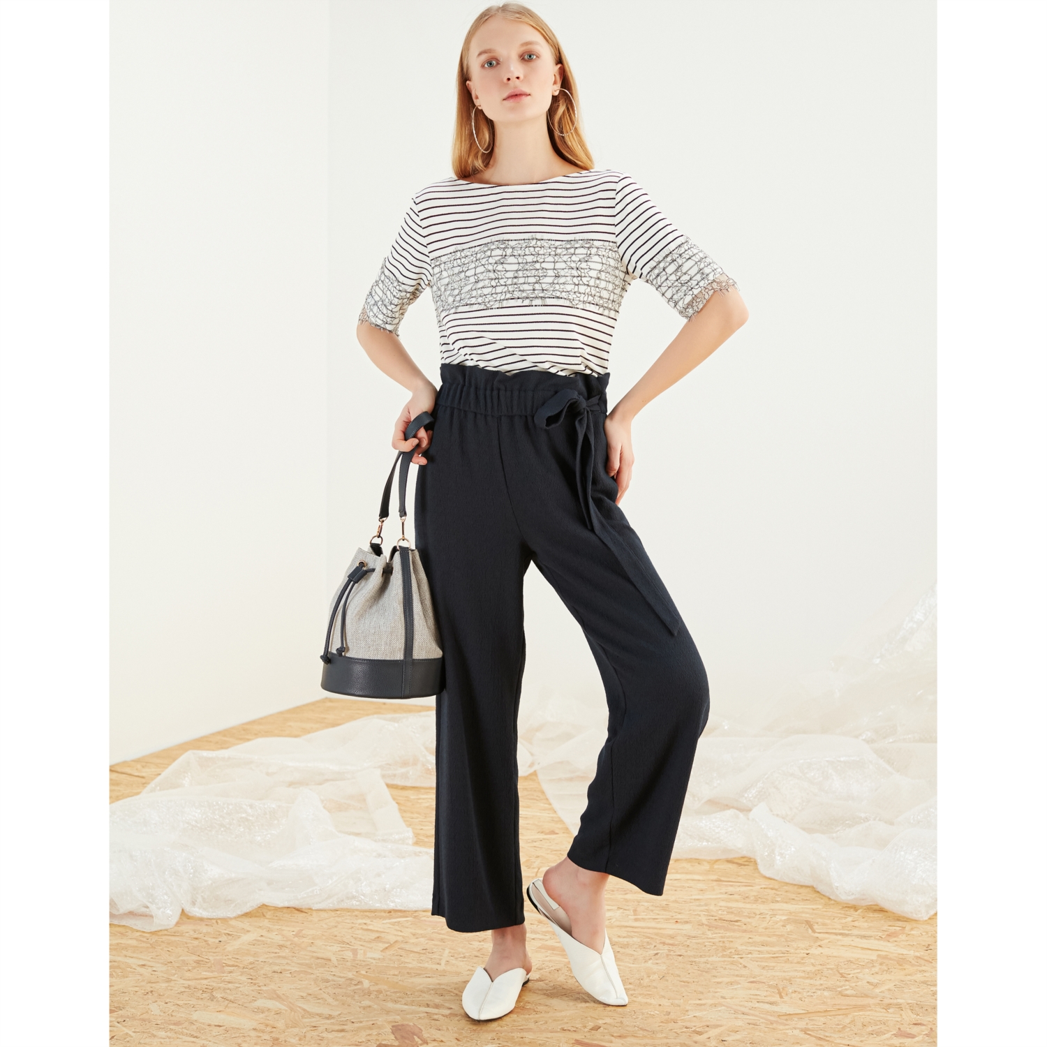 DANTEL DETAYLI ÇİZGİLİ BLUZ