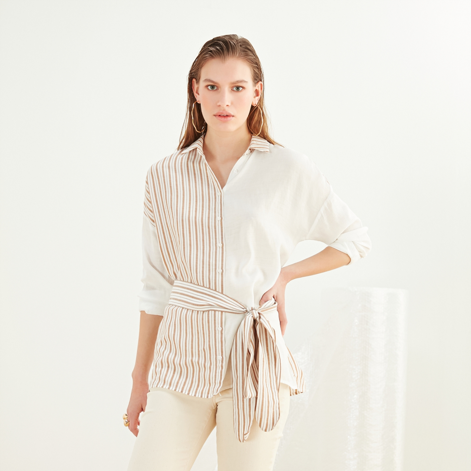 ÇİZGİLİ KUŞAKLI GÖMLEK