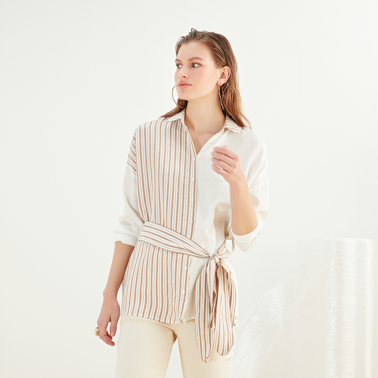 ÇİZGİLİ KUŞAKLI GÖMLEK