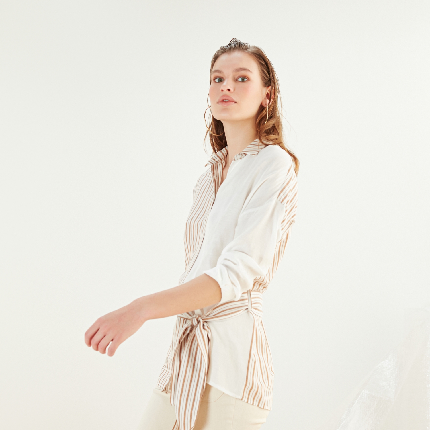 ÇİZGİLİ KUŞAKLI GÖMLEK