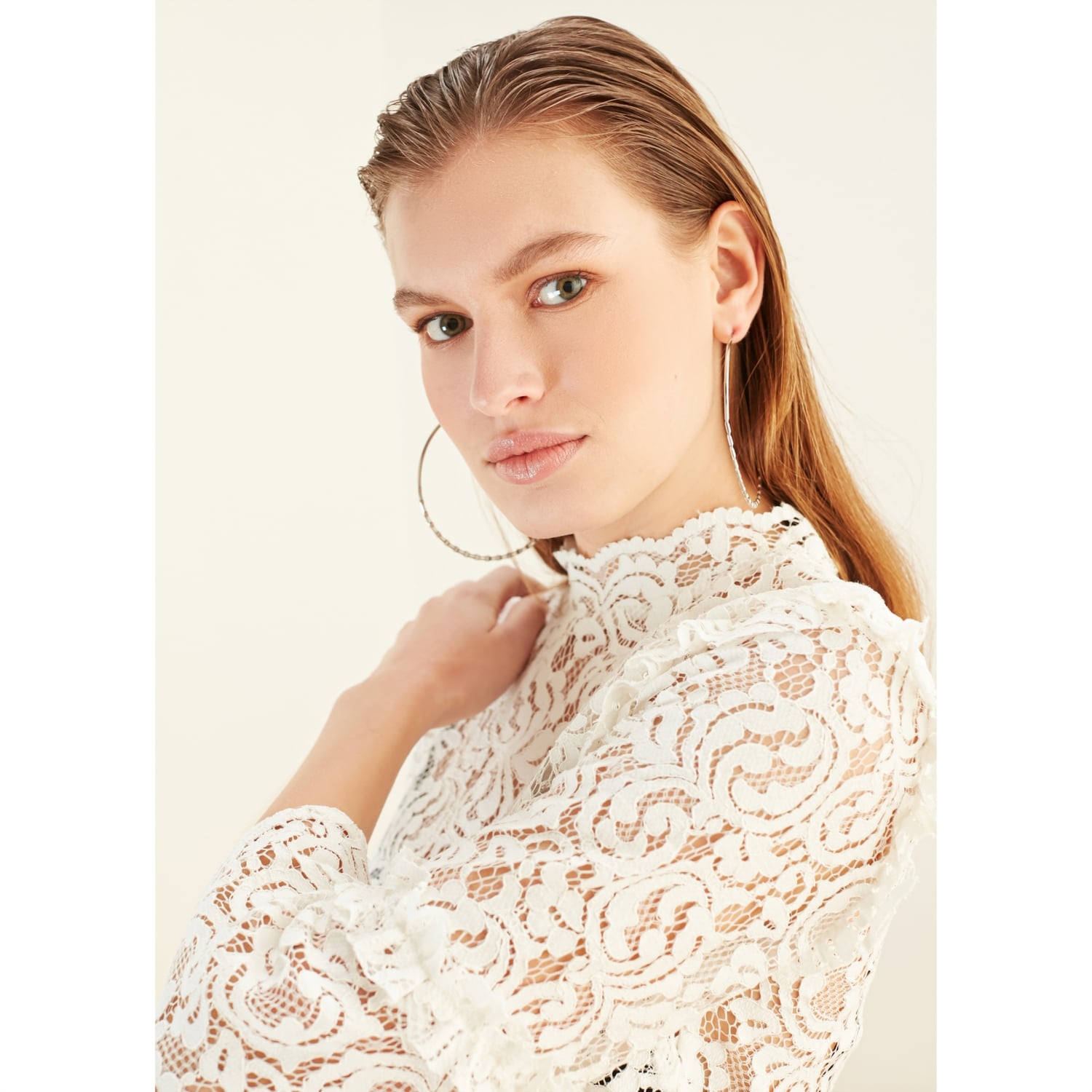 DİK YAKA DANTELLİ BLUZ