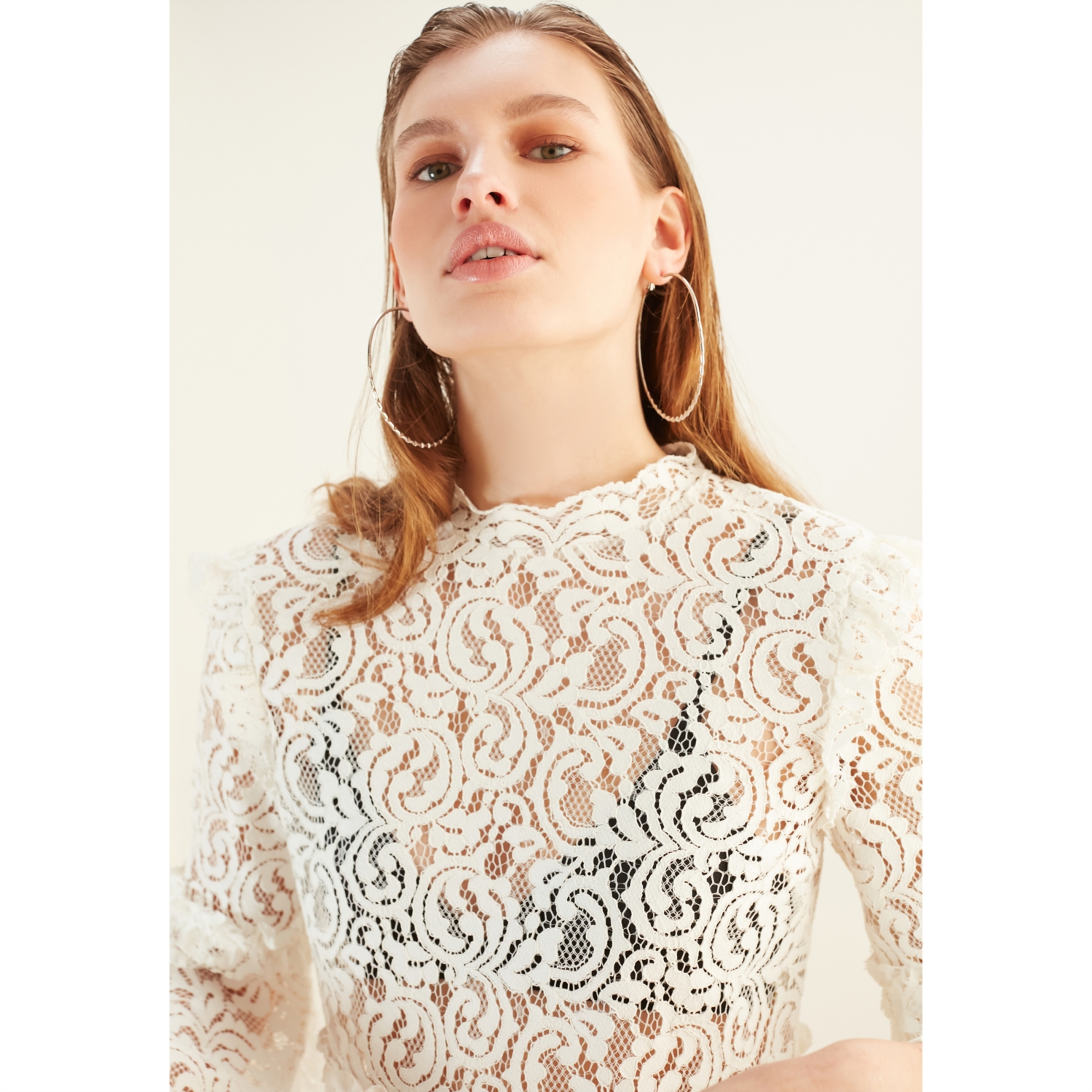 DİK YAKA DANTELLİ BLUZ