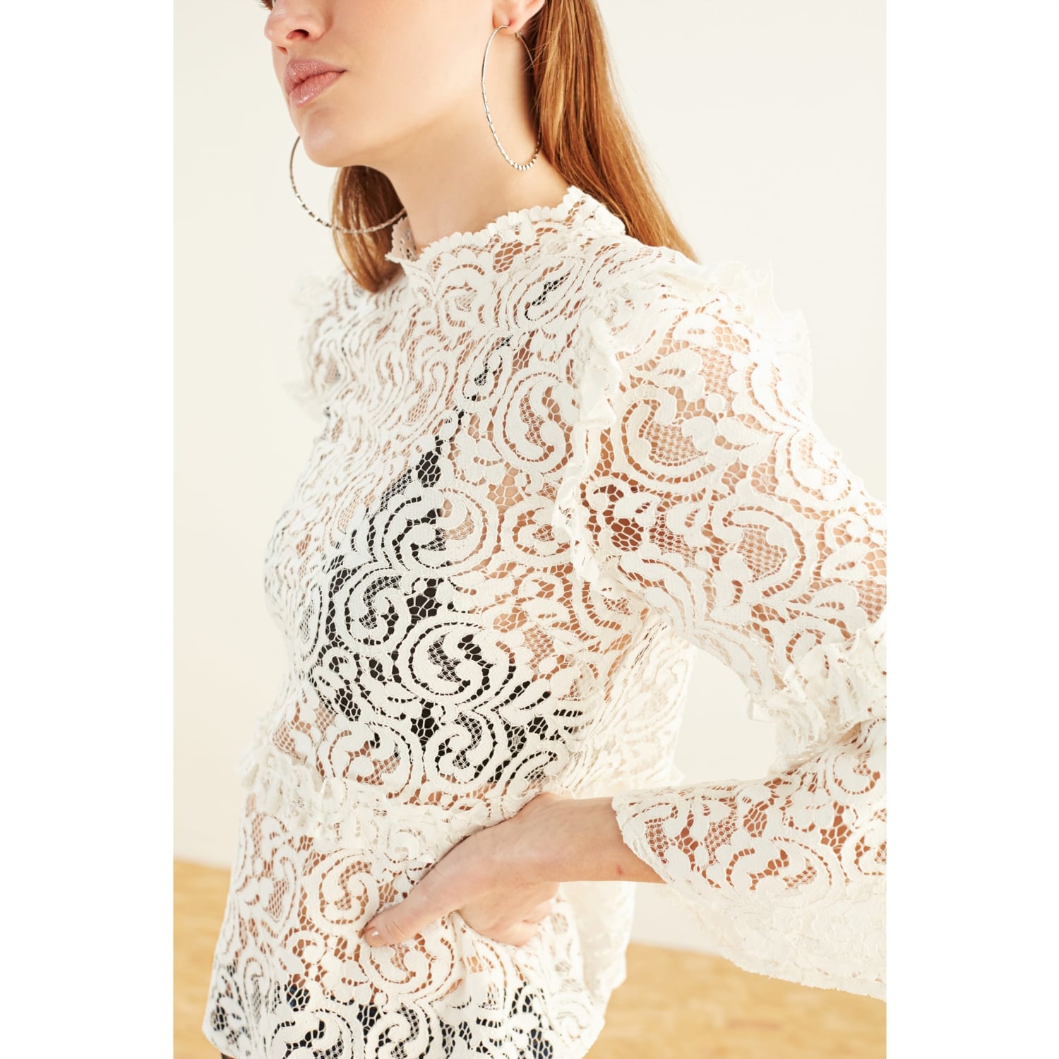 DİK YAKA DANTELLİ BLUZ