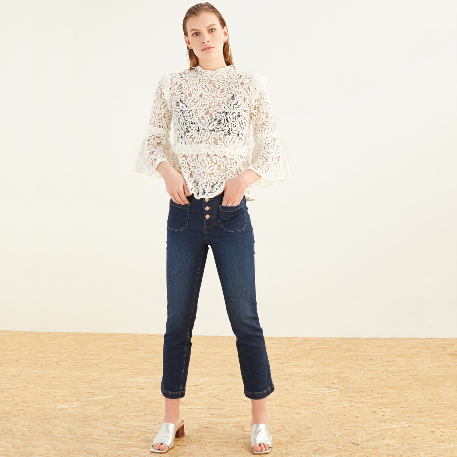 DİK YAKA DANTELLİ BLUZ