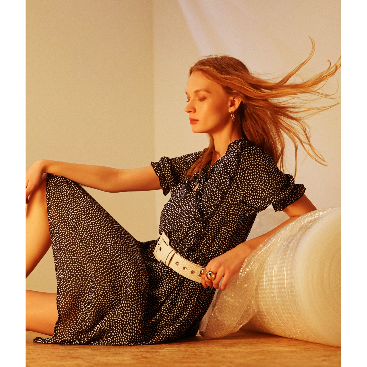 BELİ LASTİKLİ VOLANLI MİDİ ELBİSE