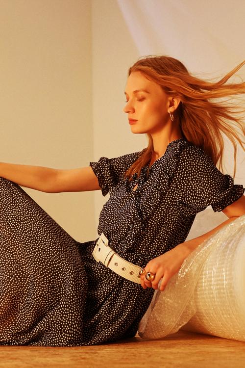  BELİ LASTİKLİ VOLANLI MİDİ ELBİSE