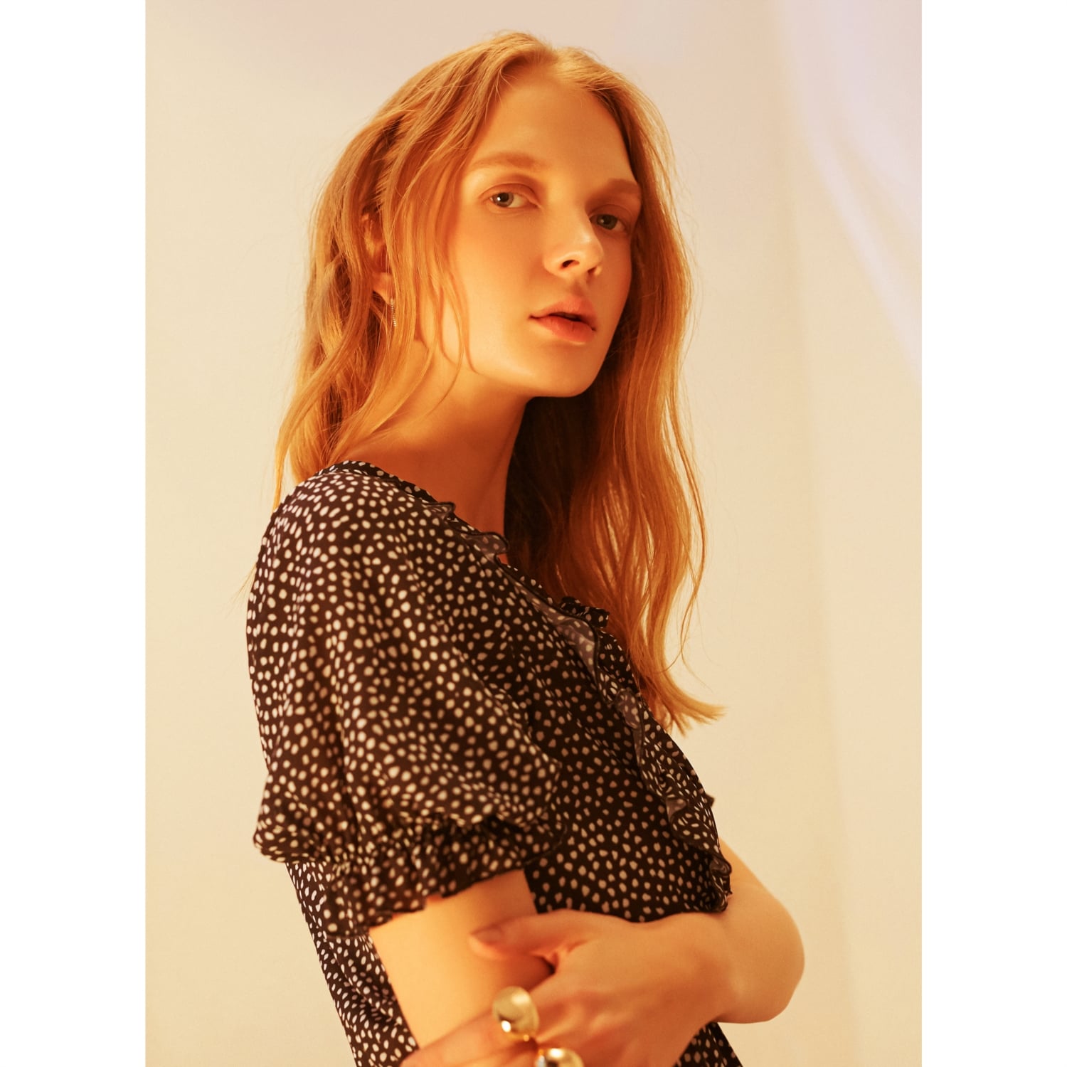 BELİ LASTİKLİ VOLANLI MİDİ ELBİSE