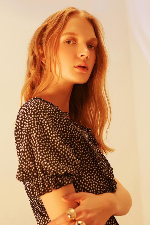  BELİ LASTİKLİ VOLANLI MİDİ ELBİSE