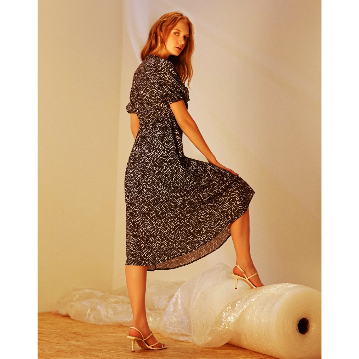 BELİ LASTİKLİ VOLANLI MİDİ ELBİSE