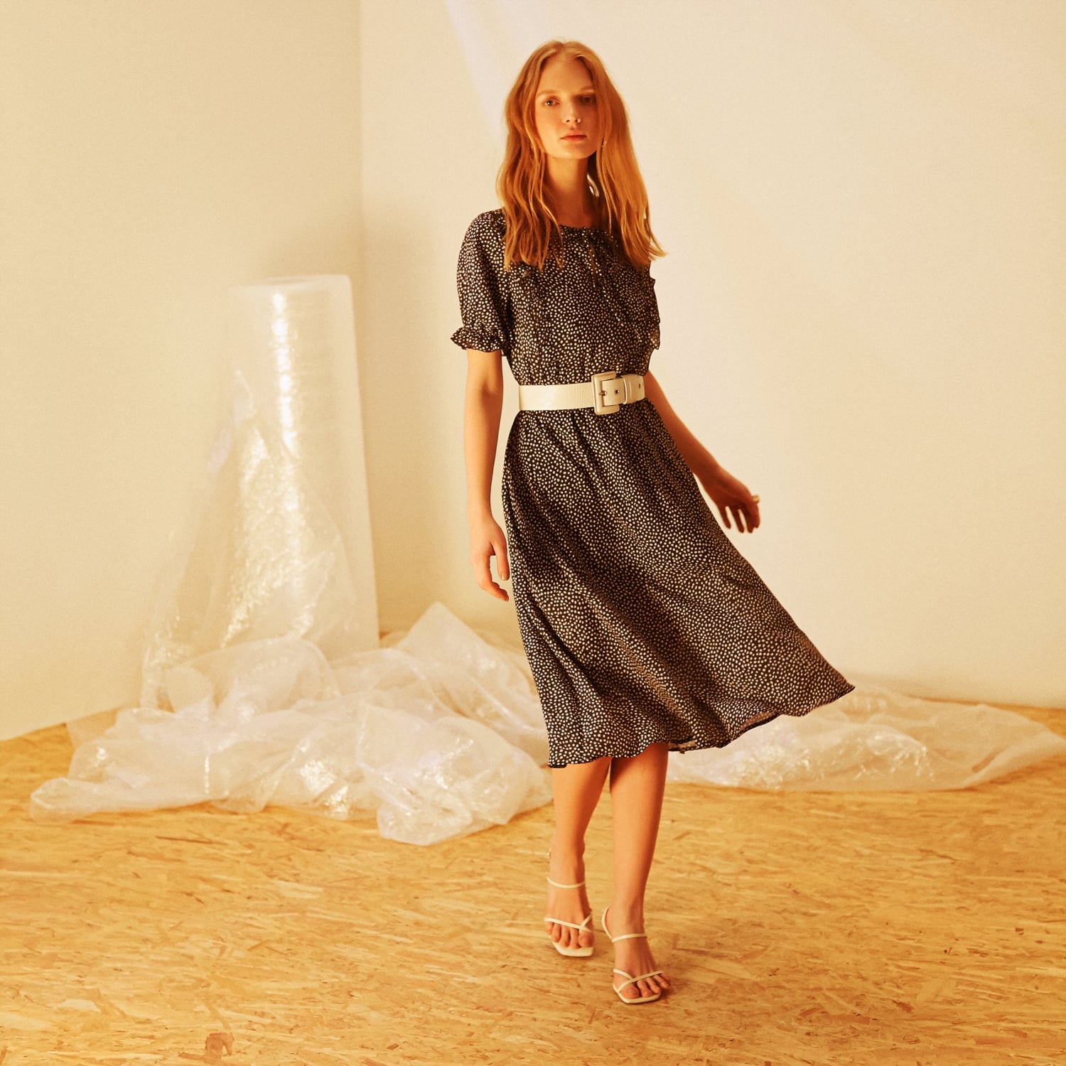 BELİ LASTİKLİ VOLANLI MİDİ ELBİSE