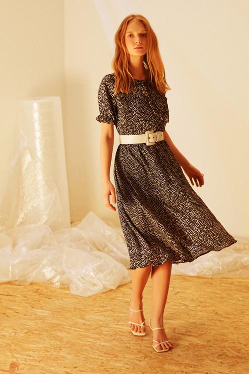  BELİ LASTİKLİ VOLANLI MİDİ ELBİSE