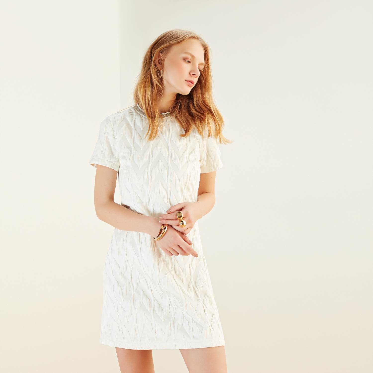 İŞLEMELİ YAKA DETAYLI MİNİ ELBİSE