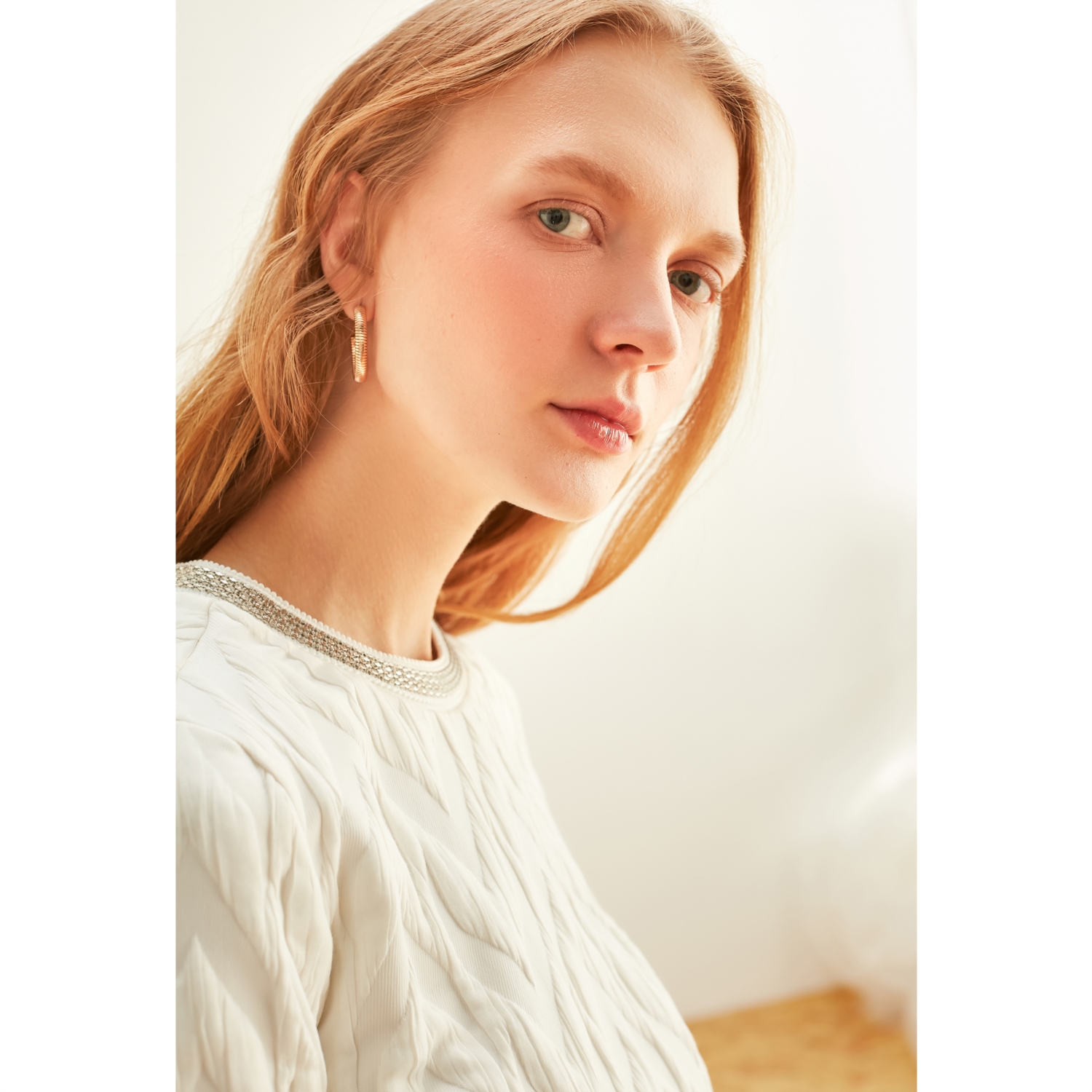 İŞLEMELİ YAKA DETAYLI MİNİ ELBİSE