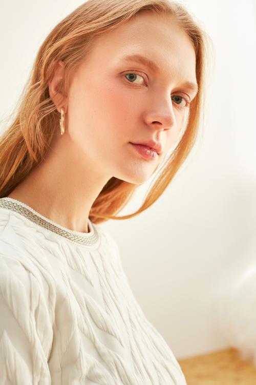  İŞLEMELİ YAKA DETAYLI MİNİ ELBİSE