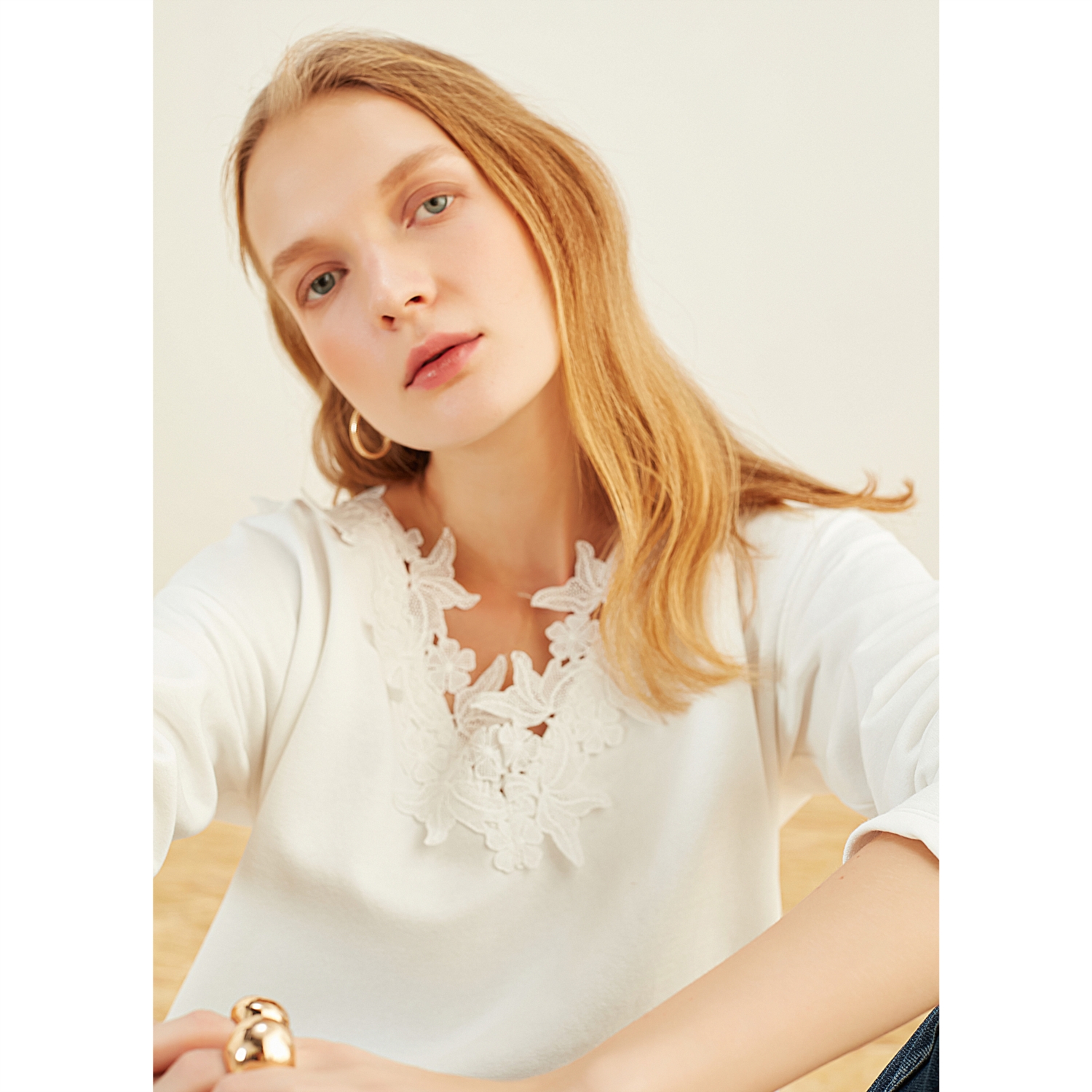 DANTEL DETAYLI V YAKA SWEATSHIRT