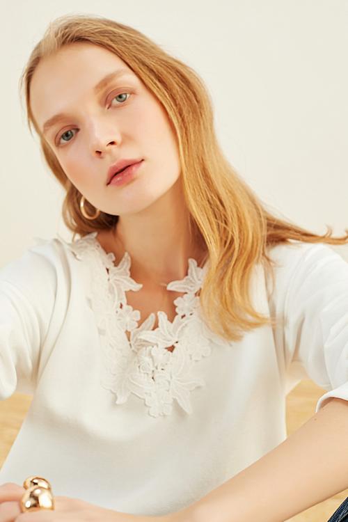  DANTEL DETAYLI V YAKA SWEATSHIRT