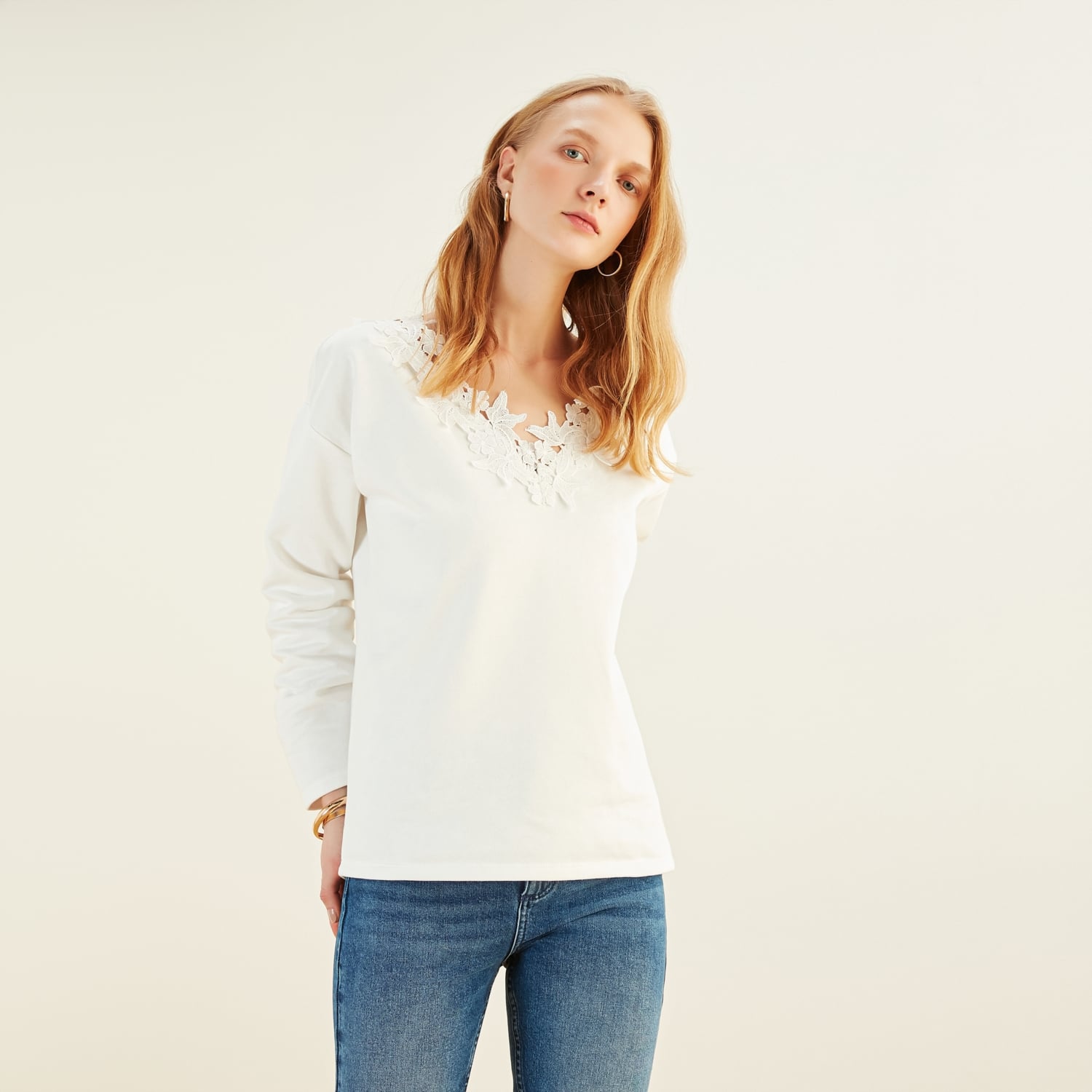 DANTEL DETAYLI V YAKA SWEATSHIRT