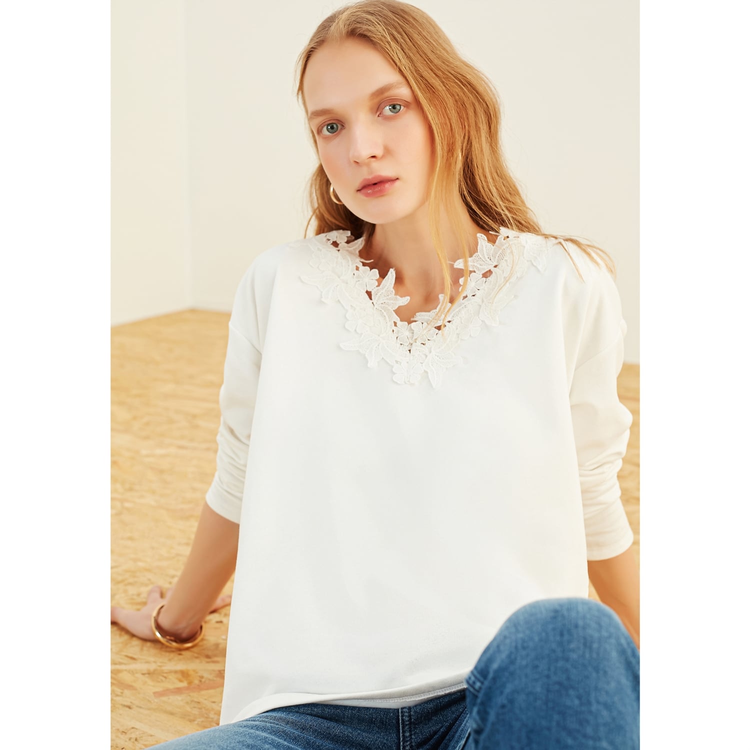 DANTEL DETAYLI V YAKA SWEATSHIRT