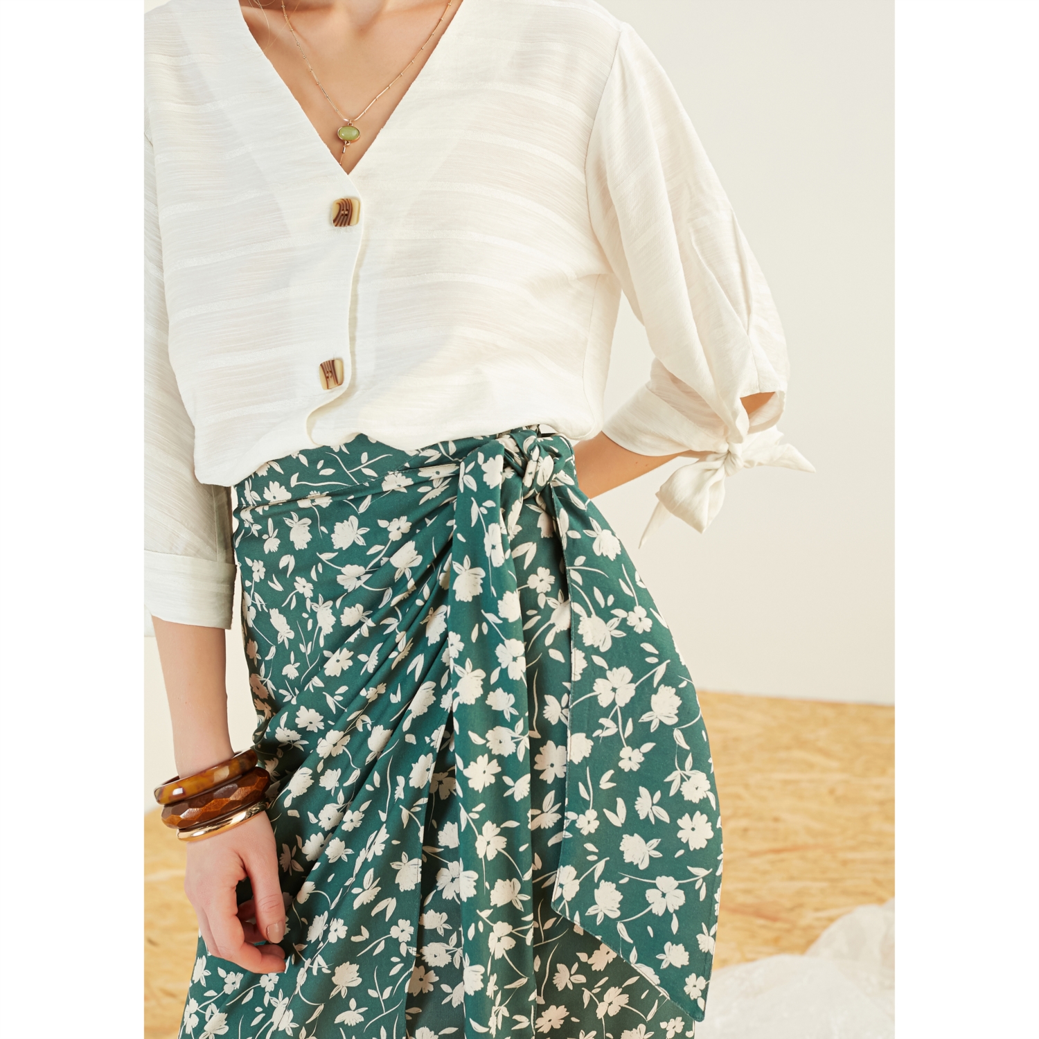 YANDAN BAĞLAMALI ÇİÇEK DESENLİ MİDİ ETEK