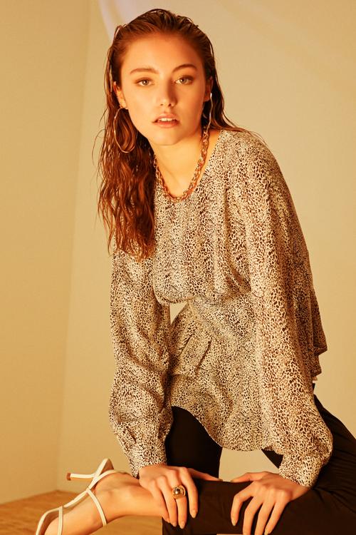  BİSİKLET YAKA LEOPAR DESENLİ BLUZ