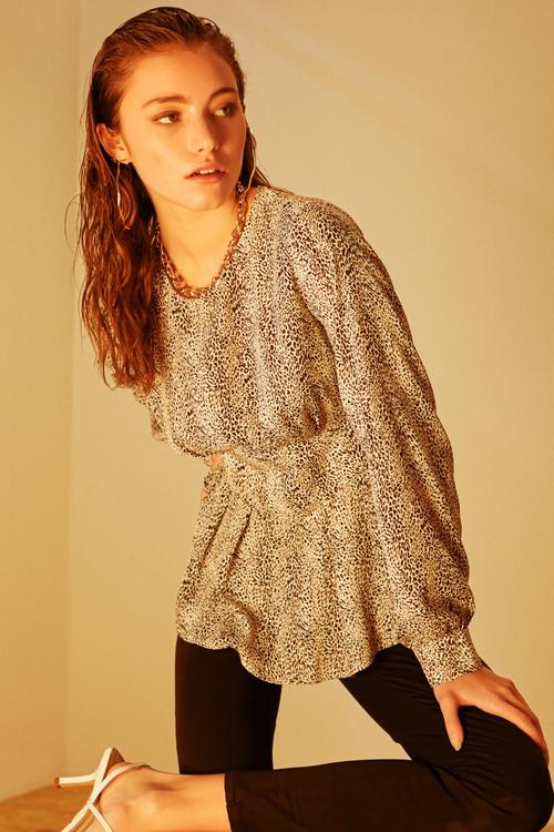  BİSİKLET YAKA LEOPAR DESENLİ BLUZ