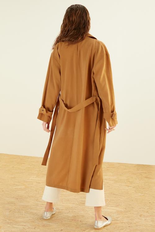  KUŞAKLI KOL DETAYLI İNCE TRENÇKOT TENCEL