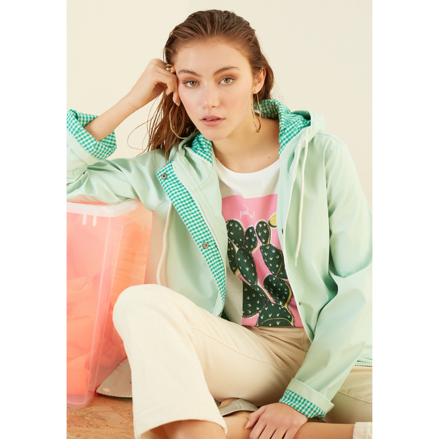 PÖTİKARE DETAYLI KAPÜŞONLU YAĞMURLUK