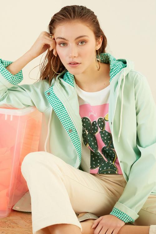  PÖTİKARE DETAYLI KAPÜŞONLU YAĞMURLUK