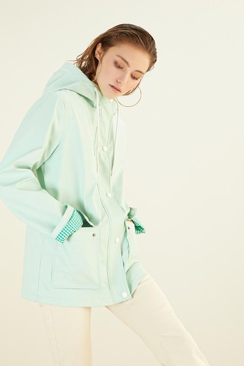  PÖTİKARE DETAYLI KAPÜŞONLU YAĞMURLUK