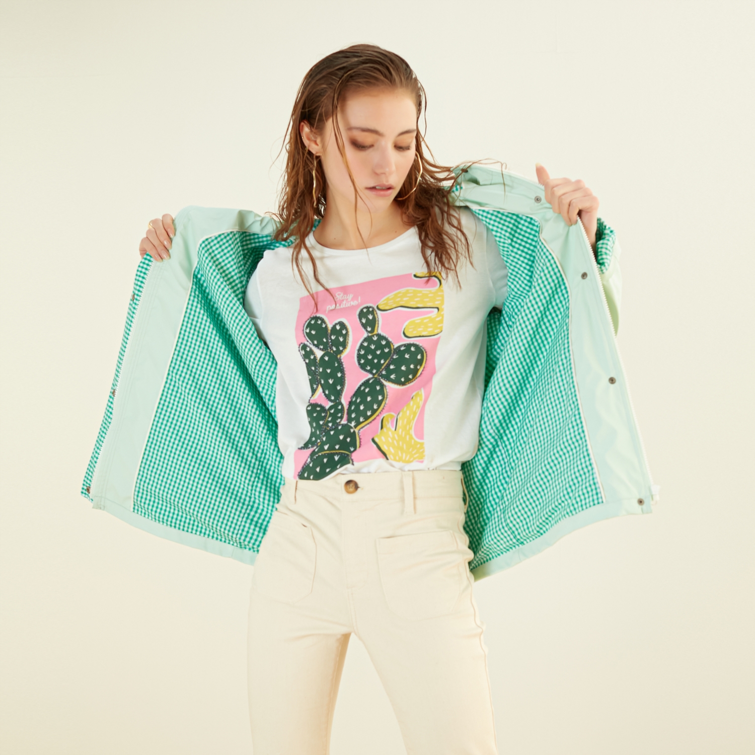 PÖTİKARE DETAYLI KAPÜŞONLU YAĞMURLUK