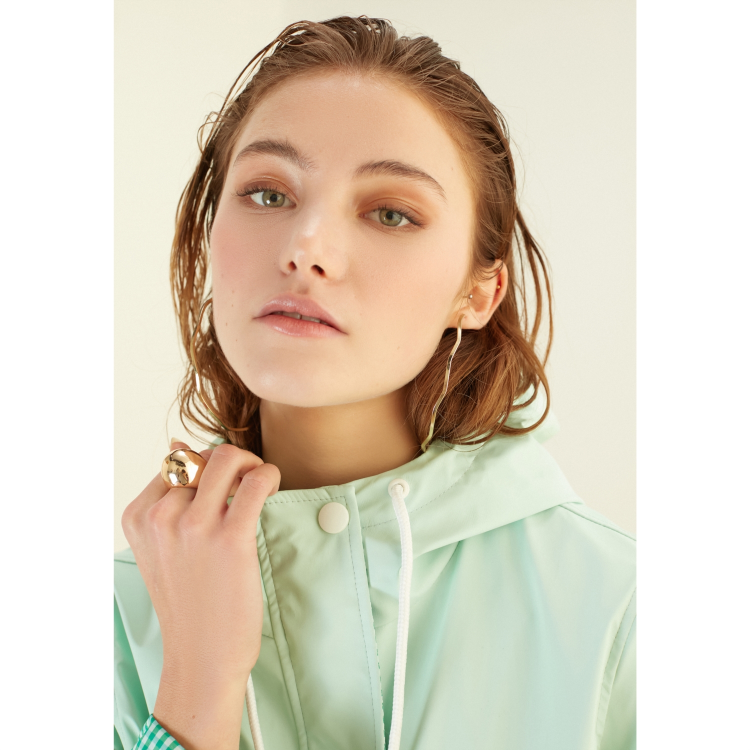 PÖTİKARE DETAYLI KAPÜŞONLU YAĞMURLUK