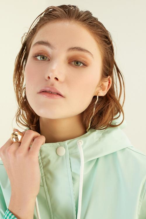  PÖTİKARE DETAYLI KAPÜŞONLU YAĞMURLUK