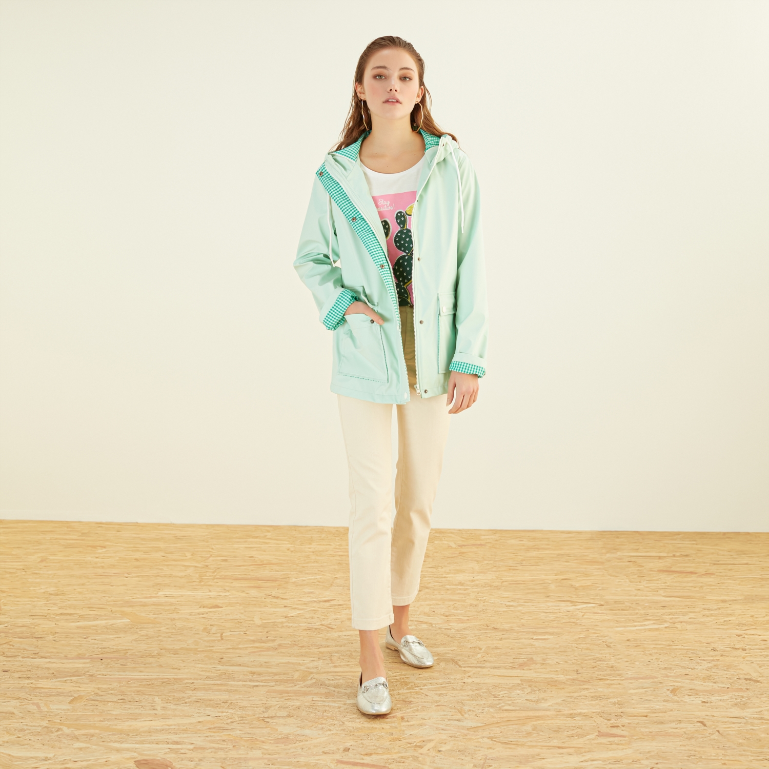 PÖTİKARE DETAYLI KAPÜŞONLU YAĞMURLUK