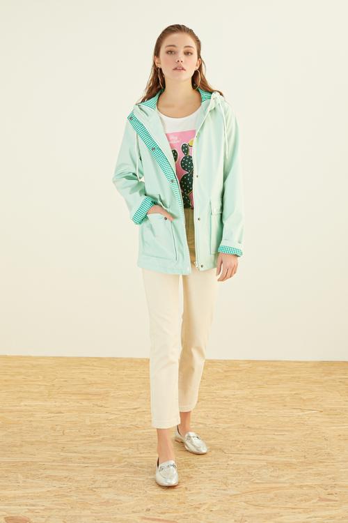  PÖTİKARE DETAYLI KAPÜŞONLU YAĞMURLUK