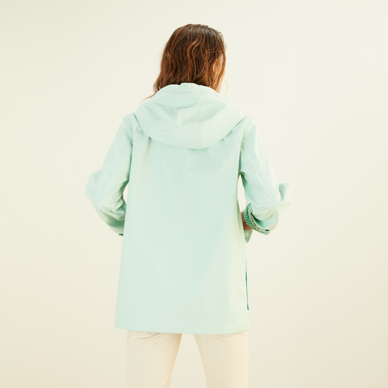 PÖTİKARE DETAYLI KAPÜŞONLU YAĞMURLUK