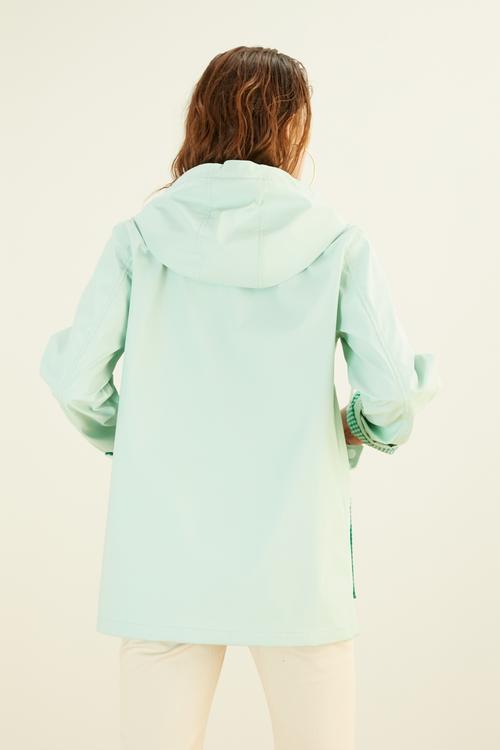  PÖTİKARE DETAYLI KAPÜŞONLU YAĞMURLUK